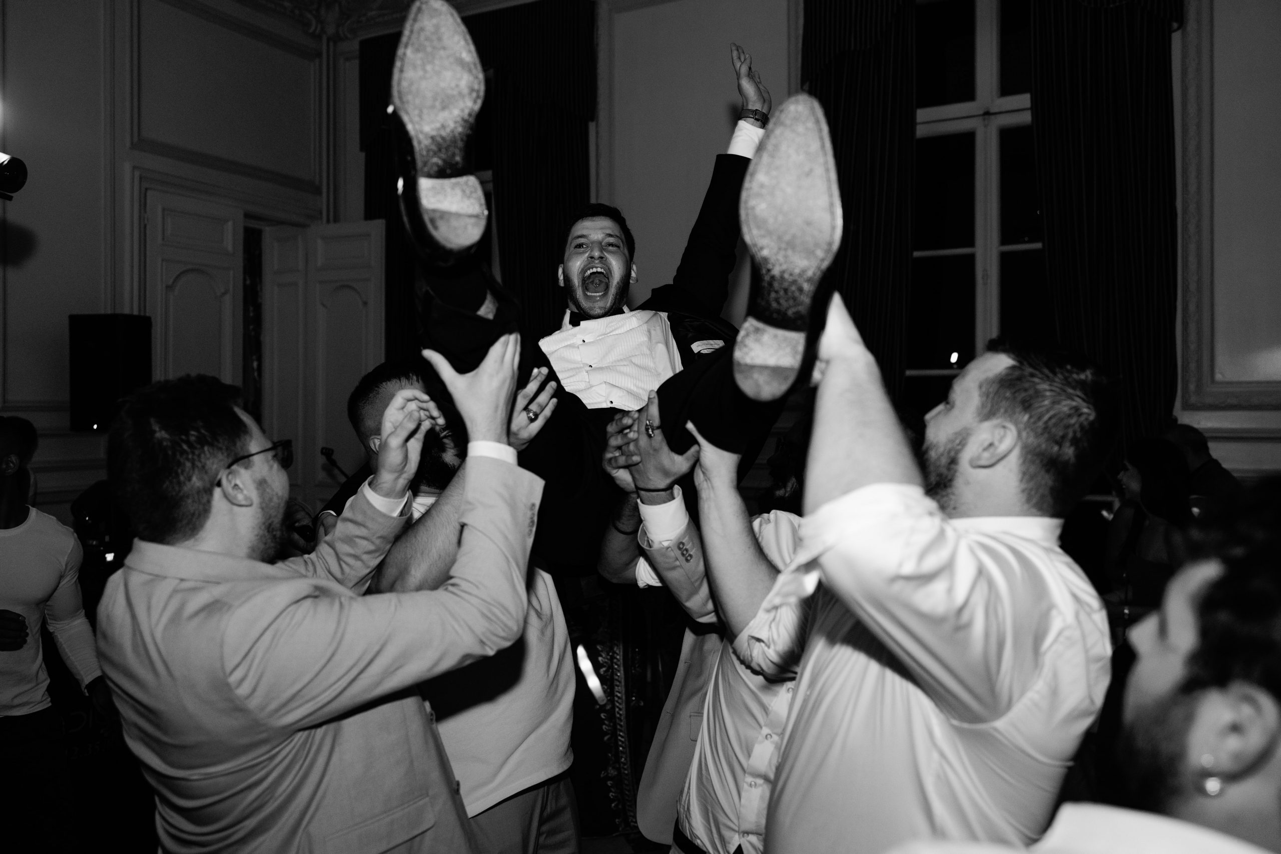 Photographe mariage Paris 8ème arrondissement — couple au palace — Zackary Art